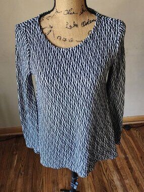 Chelsea & Theodore Textured Knit Sharkbite HemTop | Size Small | Mod Monochrome